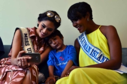 Miss Universo visita niños bolivianos operados de corazón en hospital del Caribe