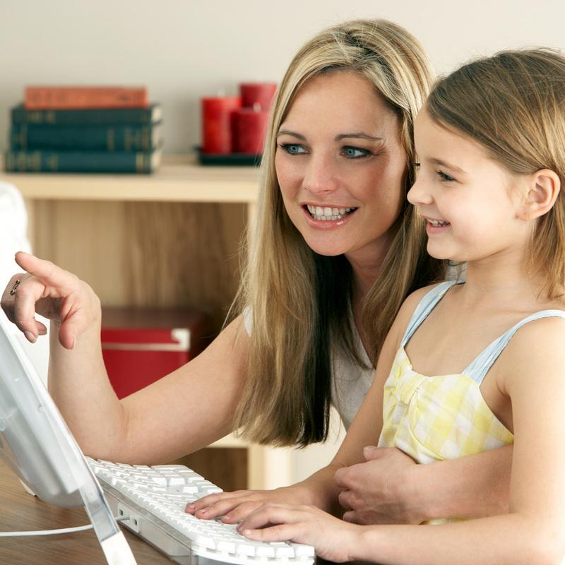 Мама с ребенком у компьютера. Мать с подростком за компьютером. Мама и дочка компьютер.