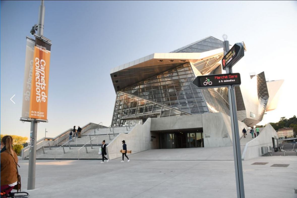 iGirouette®, the first connected and rotating digital signage system in Lyon, France iGirouette®, the first connected and rotating digital signage system in Lyon, France
