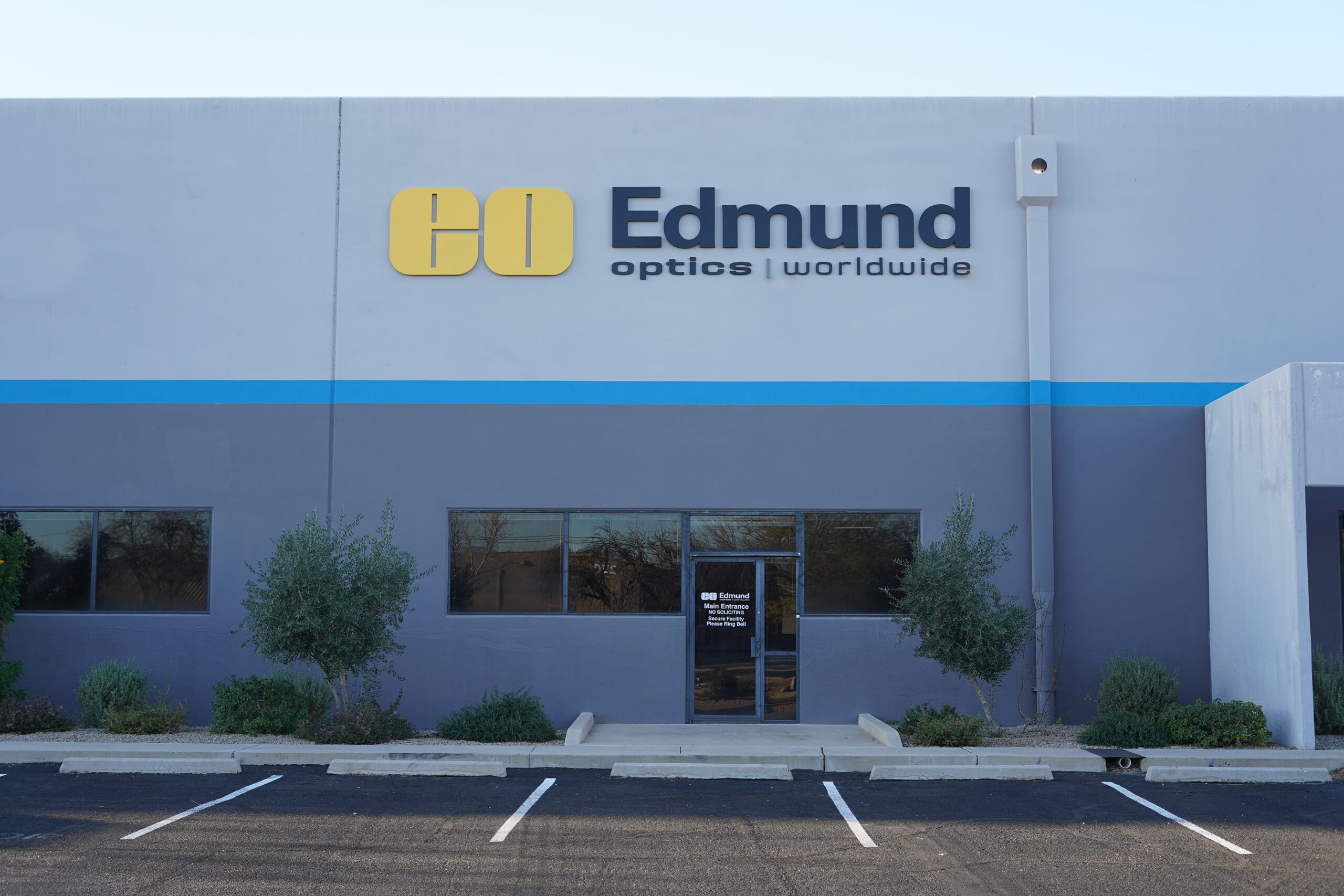 Edmund Optics Inc. Opens New Assembly and Advanced Design Facility in Tucson, AZ; Increases Domestic Manufacturing and Design Capabilities Edmund Optics Inc. Opens New Assembly and Advanced Design Facility in Tucson, AZ; Increases Domestic Manufacturing and Design Capabilities