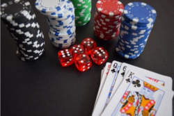 Casino Gambling: Is it better to play live or online?